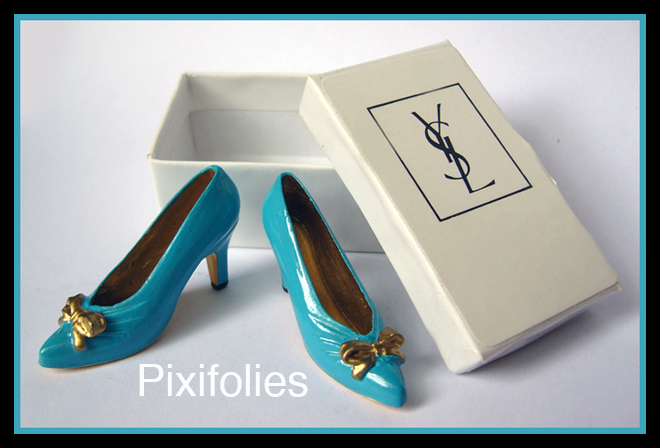 Pixi MODE : Chaussures / Chapeaux Yves Saint-Laurent ( Bleues )