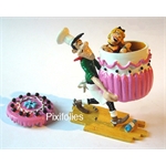 Averell portant le gâteau de mariage avec Miss Belle dedans Averell portant le gâteau de mariage avec Miss Belle dedans