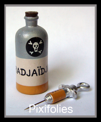 Pixi HERGÉ : L'OBJET DU MYTHE La seringue et la bouteille de Radjaidjah