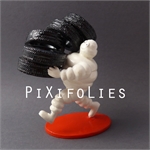Pixi MICHELIN : Bibendum Bibendum portant une pile de pneus